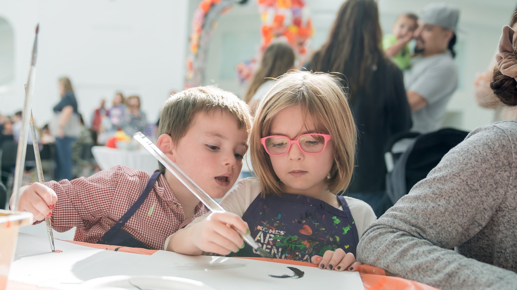 Children making art at the Milwaukee Art Museum