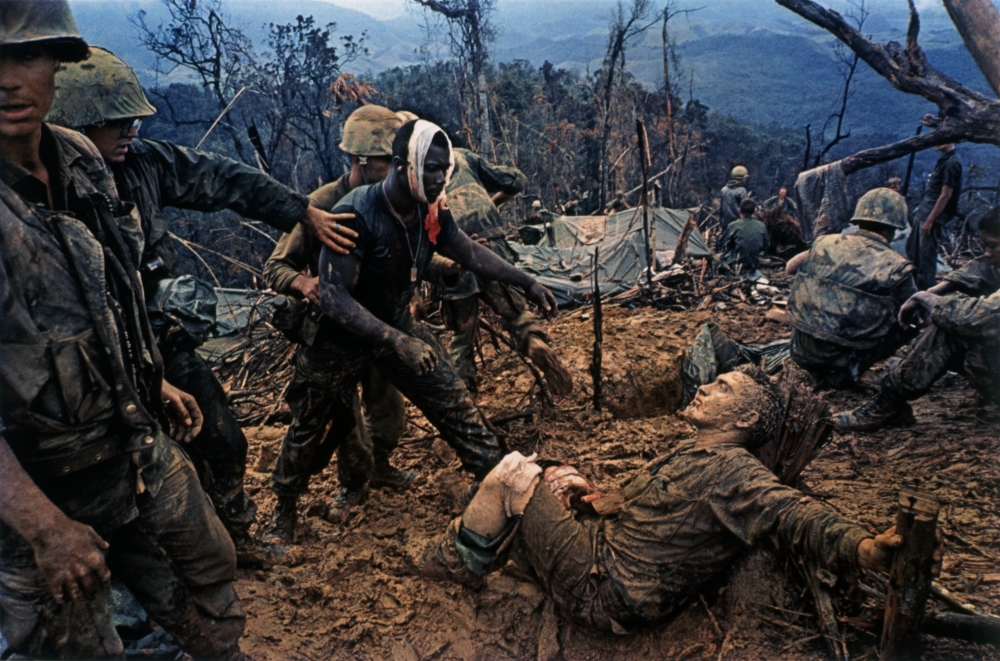 Larry Burrows, Reaching Out, Mutter Ridge, Núi Cây Tre, South Vietnam